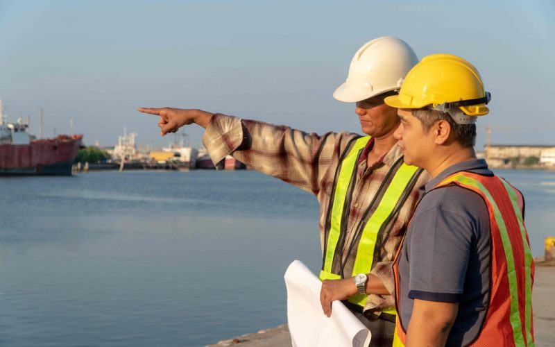 dos-ingenieros-estaban-de-pie-usando-un-casco-de-seguridad