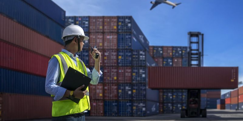 trabajador-manual-con-un-walkie-talkie-mientras-trabaja-en-un-astillero